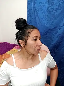 Snapshot of Esmeralda_546 chatting on February 4, 9:54 pm Esmeralda 546 online show from February 4, 9:54 pm