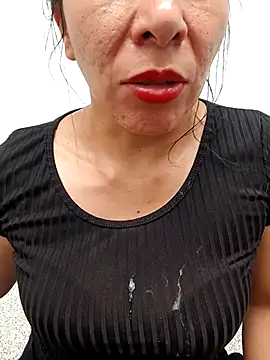 Snapshot of Esmeralda_546 chatting on February 20, 8:22 pm Esmeralda 546 online show from February 20, 8:22 pm