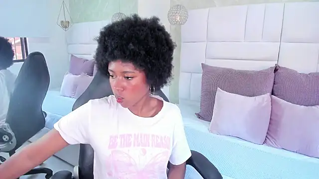 Snapshot of violeta_ruizz chatting on November 18, 5:38 pm violeta ruizz online show from November 18, 5:38 pm