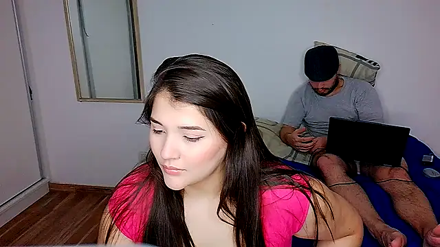 Snapshot of angietubebe chatting on June 8, 2:23 am angietubebe online show from June 8, 2:23 am
