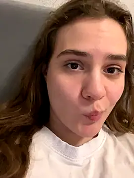 Snapshot of blooomis chatting on November 18, 12:15 am blooomis online show from November 18, 12:15 am