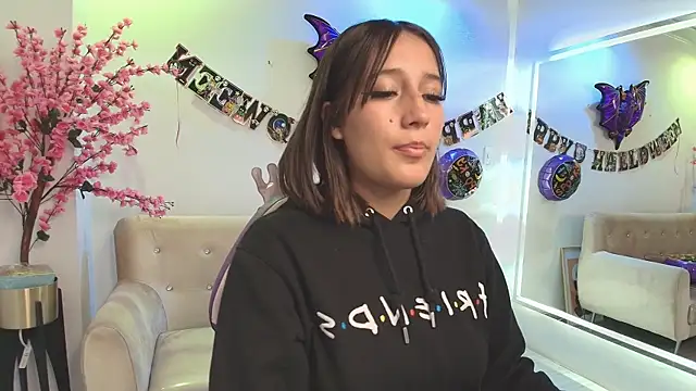 Snapshot of Lili_scott chatting on October 29, 3:27 am Lili scott online show from October 29, 3:27 am