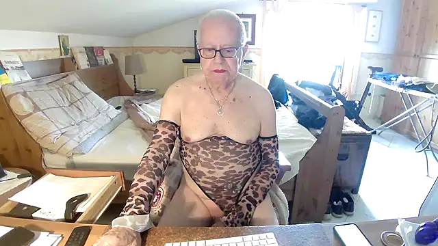 Snapshot of Sissypat53 chatting on July 1, 9:09 am Sissypat53 online show from July 1, 9:09 am
