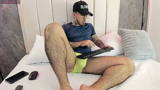 Snapshot of axel_tatto chatting on October 27, 7:26 pm axel tatto online show from October 27, 7:26 pm
