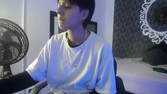 Ghost  Girl  online show from November 2, 1:32 am