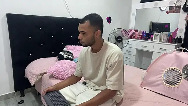 Hot2gether69 online show from February 17, 1:25 am