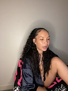 Snapshot of nikkiloveee chatting on November 24, 6:24 am nikkiloveee online show from November 24, 6:24 am