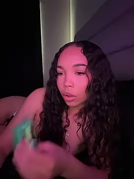 Snapshot of nikkiloveee chatting on February 5, 9:43 pm nikkiloveee online show from February 5, 9:43 pm