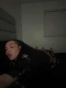 Snapshot of nikkiloveee chatting on February 16, 3:27 am nikkiloveee online show from February 16, 3:27 am