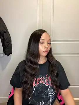 Snapshot of nikkiloveee chatting on November 26, 6:13 am nikkiloveee online show from November 26, 6:13 am