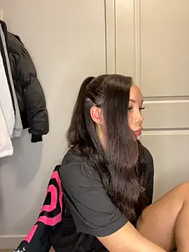 Snapshot of nikkiloveee chatting on December 3, 5:52 am nikkiloveee online show from December 3, 5:52 am