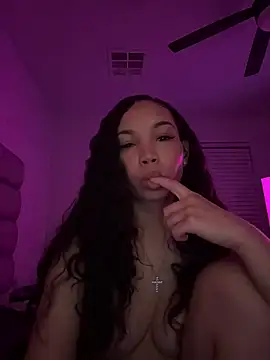 Snapshot of nikkiloveee chatting on March 4, 7:27 am nikkiloveee online show from March 4, 7:27 am