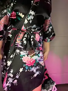 Snapshot of nikkiloveee chatting on December 17, 7:13 am nikkiloveee online show from December 17, 7:13 am