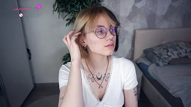 KellePourier online show from February 13, 6:52 pm