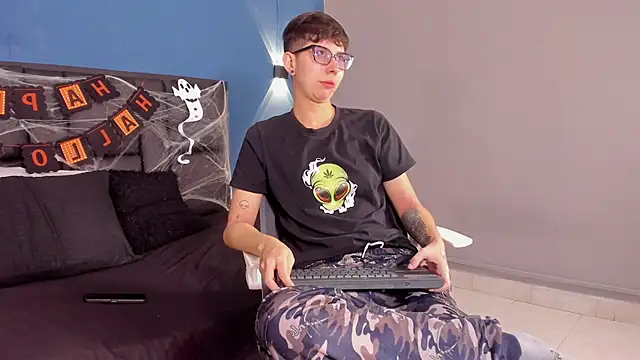 Snapshot of MaykStons chatting on October 27, 12:50 pm MaykStons online show from October 27, 12:50 pm