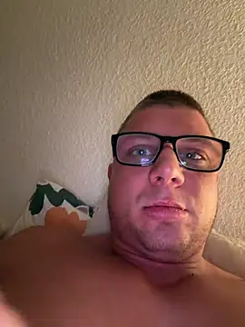 Snapshot of PolishBoy1995 chatting on October 26, 3:29 am PolishBoy1995 online show from October 26, 3:29 am