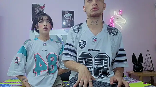 Snapshot of Love_two chatting on October 27, 7:20 am Love two online show from October 27, 7:20 am