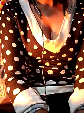 Hot-Rubyy online show from December 5, 2:43 am