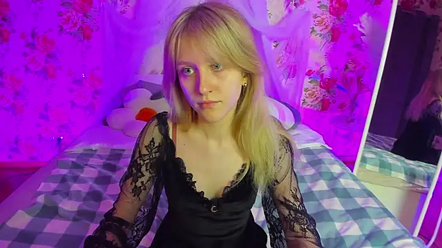 Snapshot of KissChristie__ chatting on November 8, 8:12 pm KissChristie online show from November 8, 8:12 pm