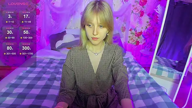 Snapshot of KissChristie__ chatting on November 12, 6:12 pm KissChristie online show from November 12, 6:12 pm