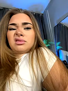 Snapshot of MilaRaven chatting on December 15, 7:03 am MilaRaven online show from December 15, 7:03 am