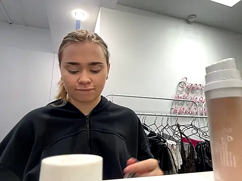 Snapshot of MilaRaven chatting on December 2, 6:48 am MilaRaven online show from December 2, 6:48 am