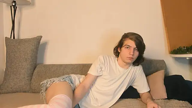 Snapshot of AvenGlow chatting on February 1, 5:27 am AvenGlow online show from February 1, 5:27 am