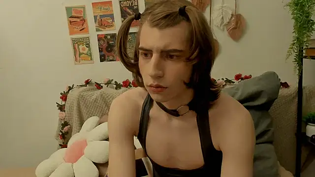 Snapshot of AvenGlow chatting on February 8, 6:00 am AvenGlow online show from February 8, 6:00 am