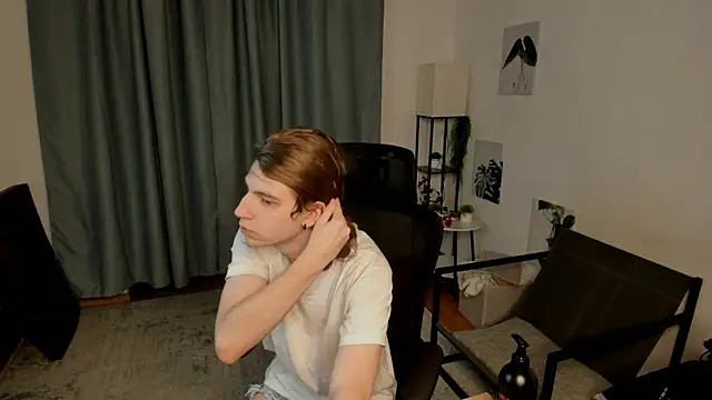 Snapshot of AvenGlow chatting on February 5, 5:14 am AvenGlow online show from February 5, 5:14 am