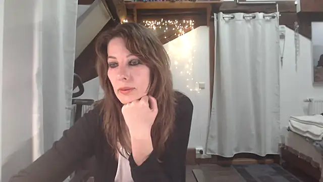 MissDyannis online show from April 6, 8:10 pm