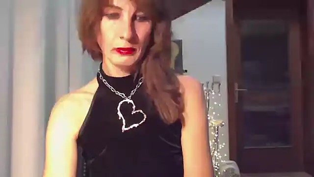 MissDyannis online show from November 10, 9:09 pm