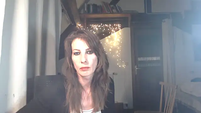 MissDyannis online show from April 8, 9:16 pm