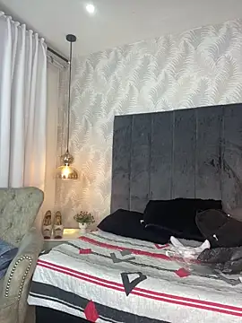 Snapshot of velina18 chatting on October 31, 3:25 am velina18 online show from October 31, 3:25 am