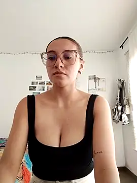 bellastorme04 online show from March 18, 8:32 pm