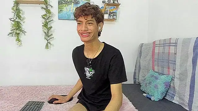 Snapshot of Augustvalen chatting on November 3, 8:01 pm Augustvalen online show from November 3, 8:01 pm