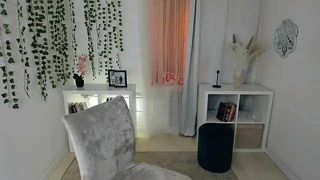 Evanessa Johns online show from December 3, 10:36 am