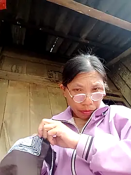 Snapshot of bella-la chatting on October 29, 5:39 am bella-la online show from October 29, 5:39 am