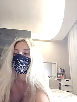Snapshot of Sweet_xxBuse chatting on June 10, 9:27 pm Sweet xxBuse online show from June 10, 9:27 pm