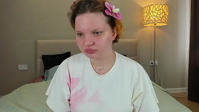 Snapshot of babyyullii chatting on June 12, 1:47 am babyyullii online show from June 12, 1:47 am