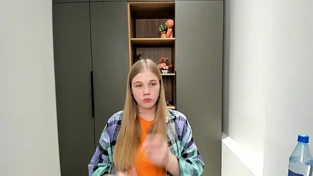 Snapshot of LuciaTiell chatting on October 28, 8:46 am LuciaTiell online show from October 28, 8:46 am