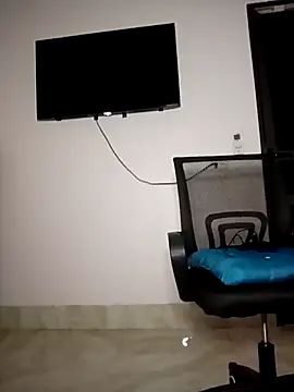 Snapshot of LuckyHine chatting on November 1, 6:30 am LuckyHine online show from November 1, 6:30 am