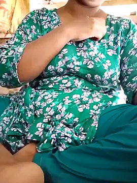 Snapshot of Liza0103 chatting on May 24, 5:18 am Liza0103 online show from May 24, 5:18 am