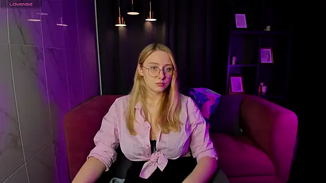 Snapshot of Liana_Ln chatting on December 15, 1:28 pm Liana Ln online show from December 15, 1:28 pm