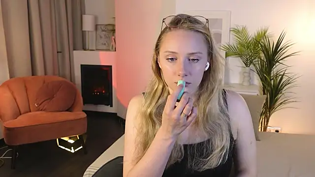 Snapshot of Liana_Ln chatting on November 12, 3:10 am Liana Ln online show from November 12, 3:10 am