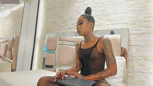 Snapshot of sheinny_brown chatting on November 6, 11:31 pm sheinny brown online show from November 6, 11:31 pm