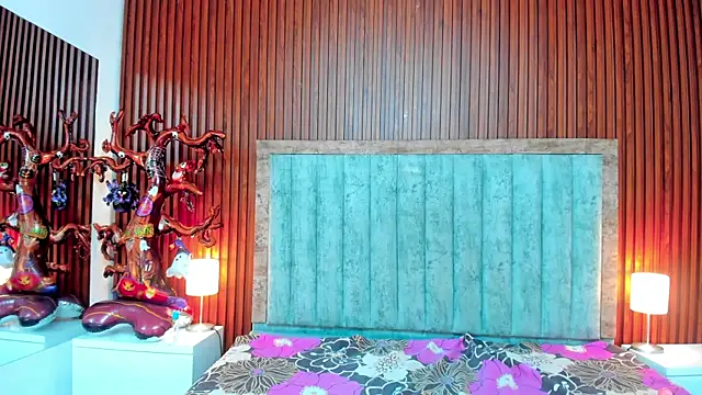 Katrina London online show from November 3, 8:01 pm