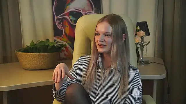 Snapshot of BrennaTout chatting on October 28, 12:26 pm BrennaTout online show from October 28, 12:26 pm