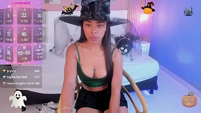 Snapshot of SoffiaDams2 chatting on October 31, 12:02 pm SoffiaDams2 online show from October 31, 12:02 pm