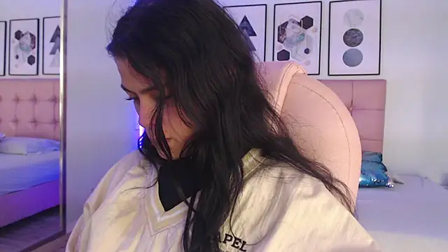 Snapshot of KikiVelvet chatting on January 7, 8:03 pm KikiVelvet online show from January 7, 8:03 pm