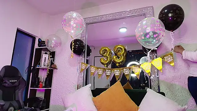 Snapshot of Natasha_Amber chatting on December 4, 1:43 pm Natasha Amber online show from December 4, 1:43 pm